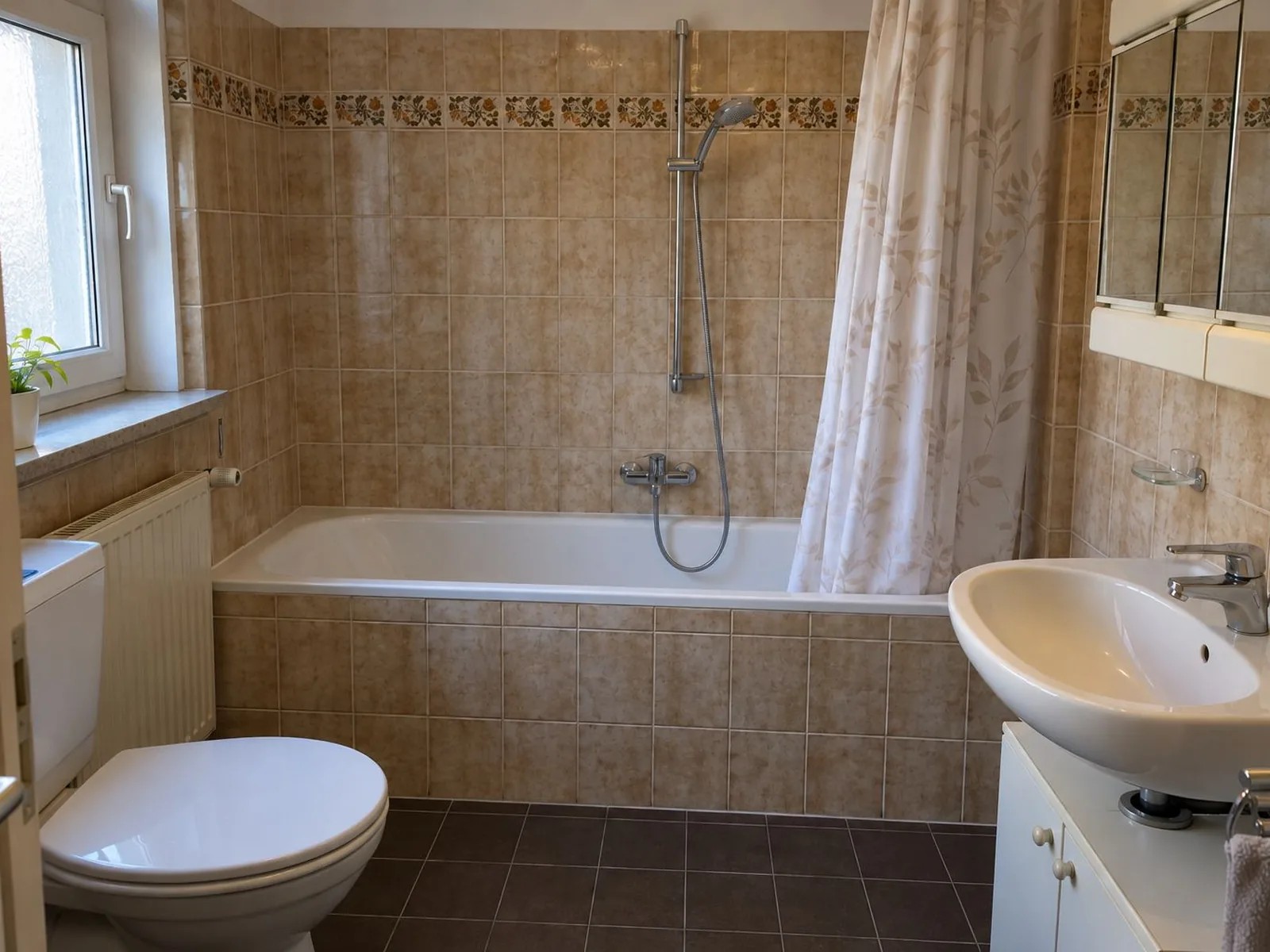 Vorher: Badewanne mit Duschvorhang, beige Fliesen mit Blumenbordüre